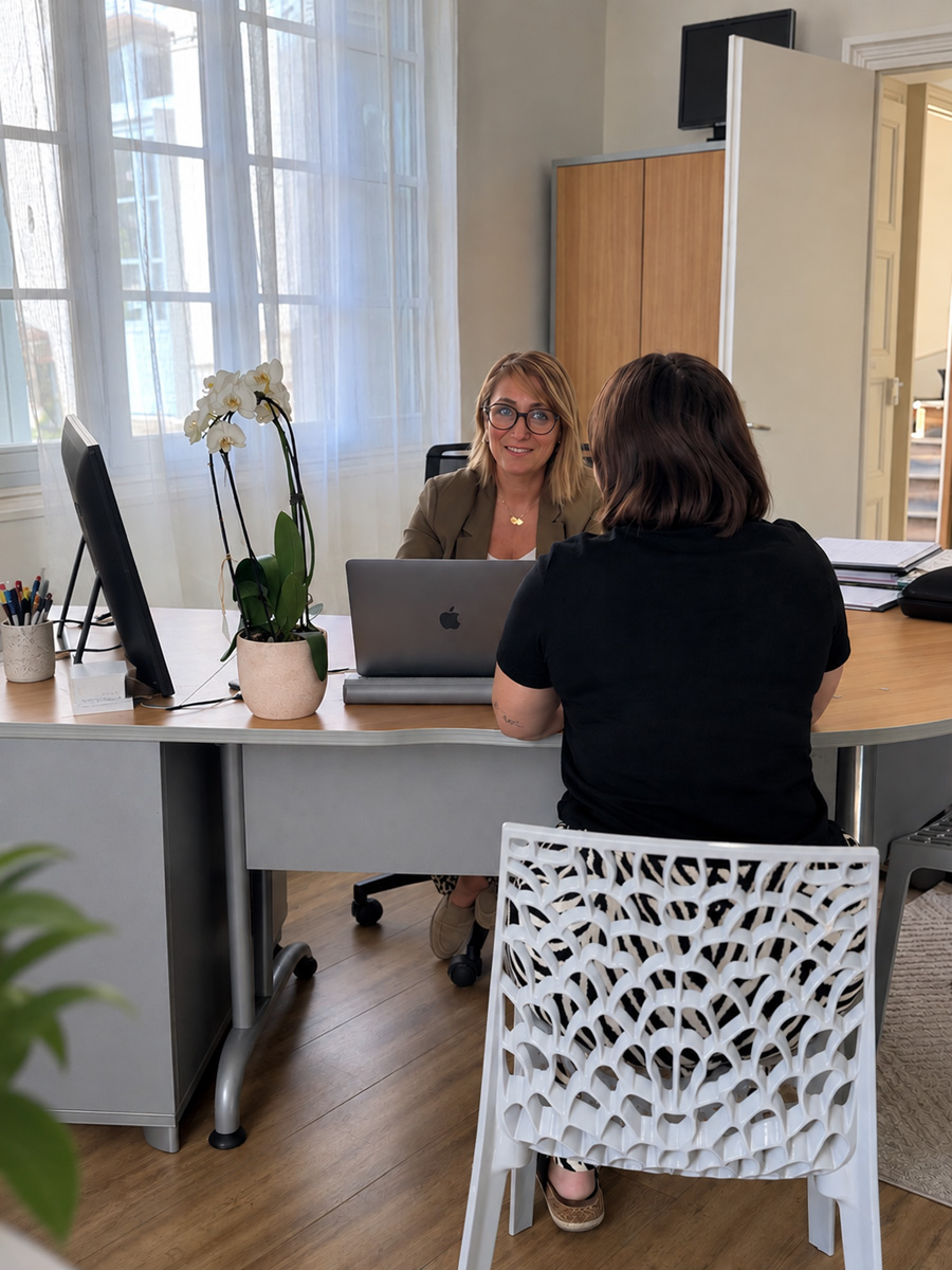 Consultation entre deux femmes dans un bureau lumineux