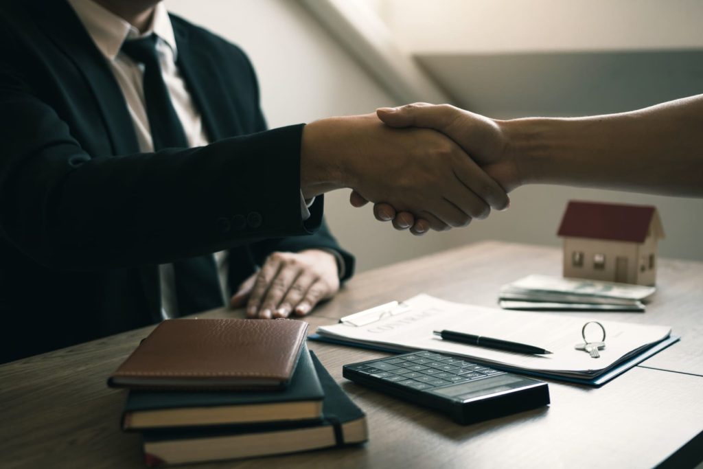 Quelles différences entre mandat simple et mandat exclusif pour vendre son bien ?